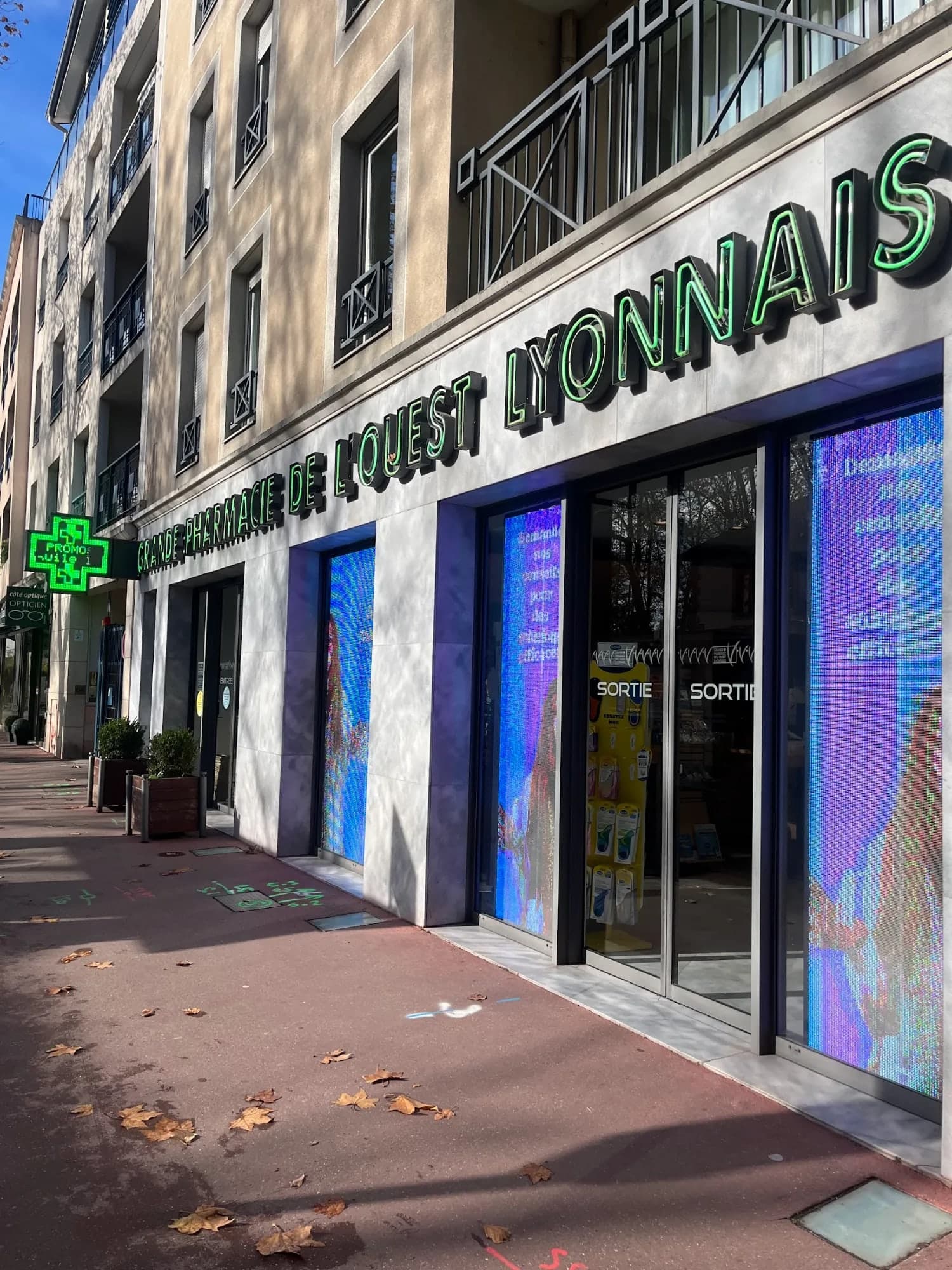La façade de la pharmacie et son enseigne, 62 avenue du Point du Jour