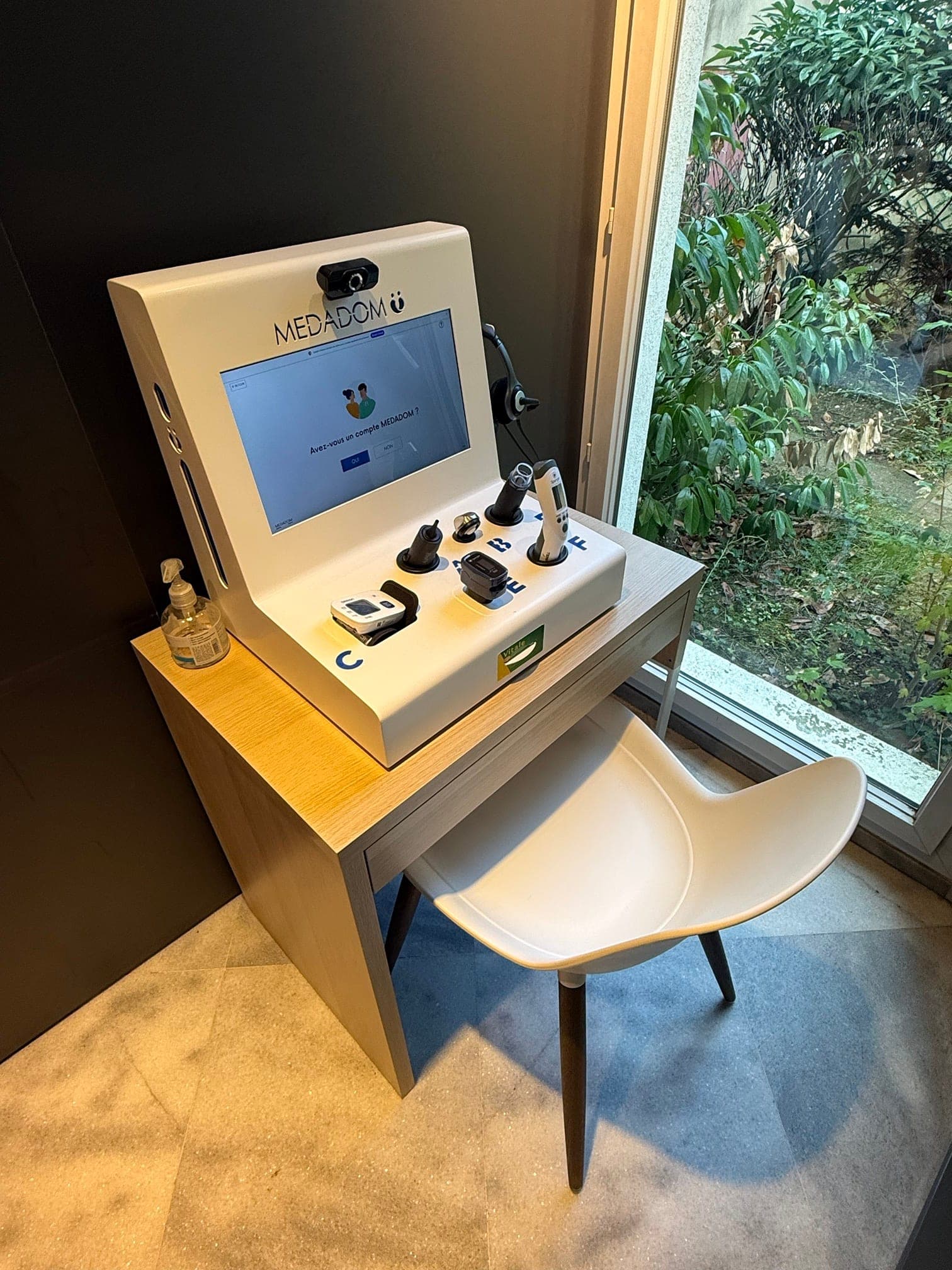 La cabine de téléconsultation de la pharmacie, face au jardin